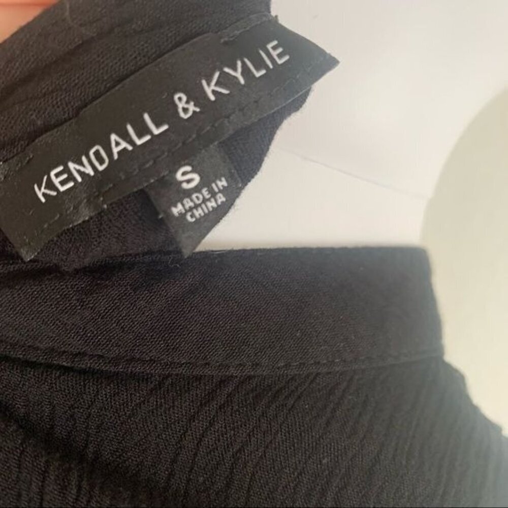 Kendall & Kylie Size Small Black Keyhole Crop Top - Picture 5 of 6
